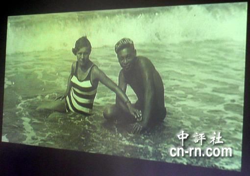 蒋经国夫妇的泳装照