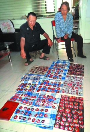 闲暇时，家住呼和浩特市曙光街社区的宋爱和喜欢把收集了多年的毛主席像章“晒”出来，与母亲仔细欣赏一番（如图）。