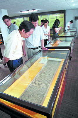 湖南图书馆“馆藏敦煌遗珍展览”开展，9件罕见的敦煌手写经文卷呈现在市民眼前。邱晓峰 摄