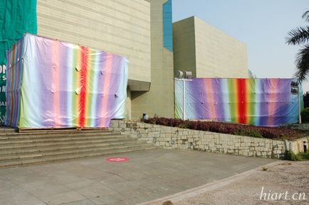 阳江组包裹了广东美术馆的部分建筑，让美术馆的“拆”与“建”同时进行