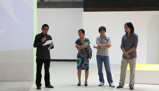 “小运动”展览开幕现场，左起：OCT当代艺术中心主任黄专，“小运动”策展人卢迎华、刘鼎，助理策展人苏伟