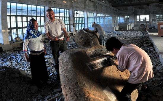蔡国强（左二）正在制作装置作品《返乡》，石头上镌刻着泉州穆斯林墓碑上的铭文