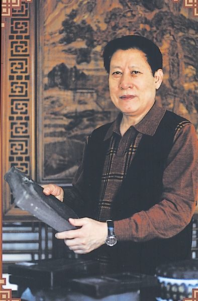刘红军展示他收藏的砚台。