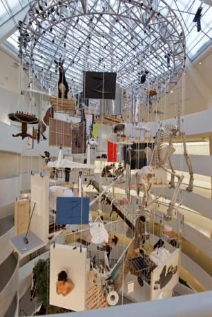 吊起来的回顾展