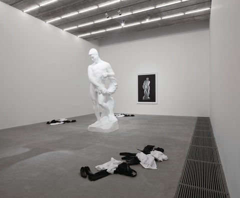 《现实主义》2011 行为，装置（雕塑、衣服）， 黑白数码微喷鄢醒“现实主义”展览现场，麦勒画廊 北京- 卢森，中国北京，2011 [ 图片提供：麦勒画廊 北京- 卢森]