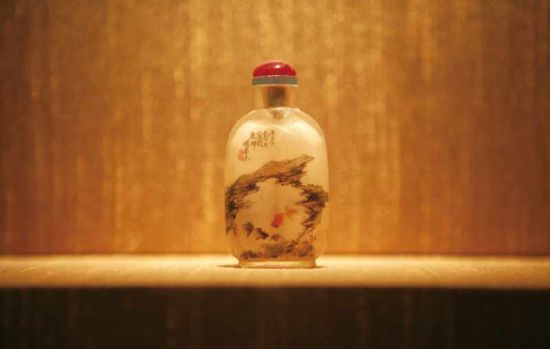 周乐元内画山石鱼虫料鼻烟壶--清光绪