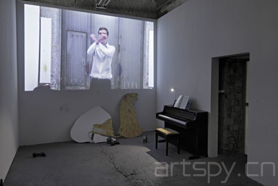 艺术家在画廊上演行为艺术《精髓》