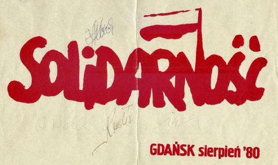 由Solidarity领导人Lech Walesa亲笔签名的标志第一版将在这次展览中展出