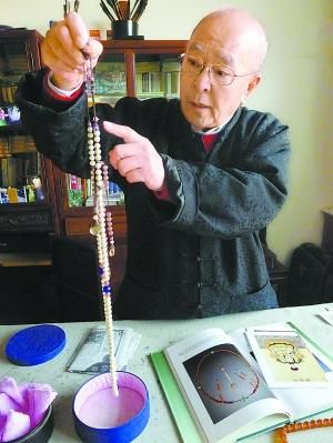 王铁成对清代朝珠爱不释手