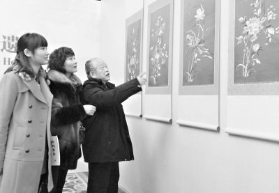 任本荣大师推介他的汉绣新作。王建中 摄