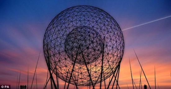 这件公共艺术品名为“RISE”，高40米，采用2000多根钢管和800多个接头，耗资50万英镑打造。专家们希望这座雕塑能够激发孩子们的兴趣，让他们立志于成为未来的工程师