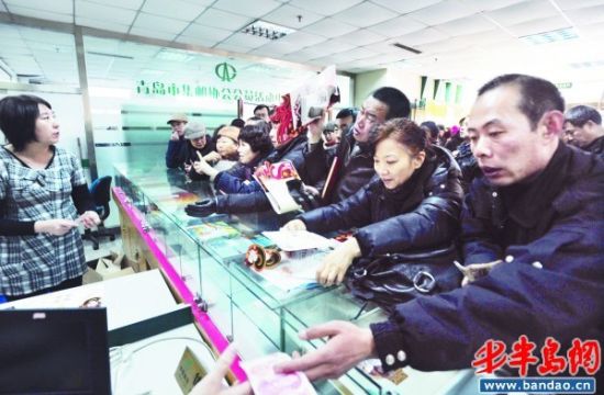 很多市民抢着购买龙年生肖邮品