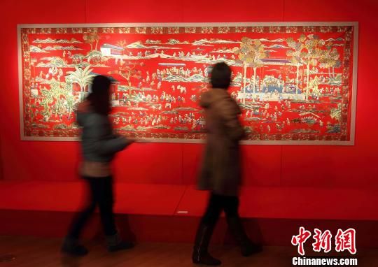 长约3米的清彩绣百子婴戏图红毛毡(清末) 泱波 摄