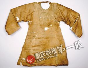 明玉珍赤黄缎绣龙袍