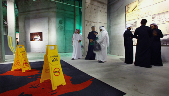 Edge of Arabia展览“我们需要谈”现场，左为艺术家Hamza Serafi的作品