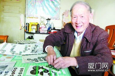 吴大益和他收藏的古钱币。
