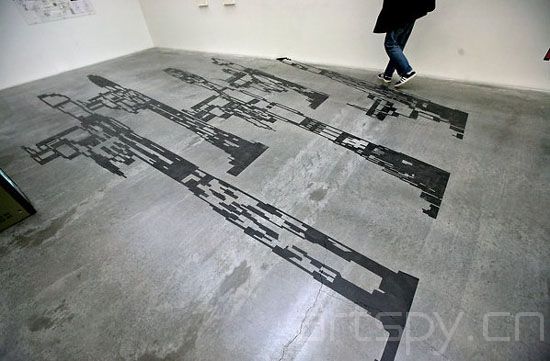 艺术家组合Ala Younis展出的作品之一，“Junior General on Iraq”。