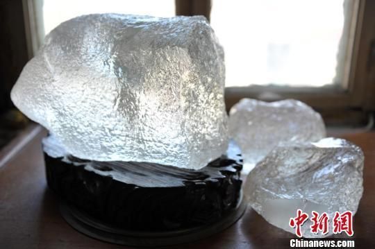 图为经专家初步认定的天外陨石。（胡影摄）