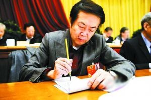 委员用毛笔做笔记 