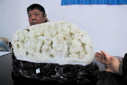 雕工精美的“八仙过海”白玉摆件