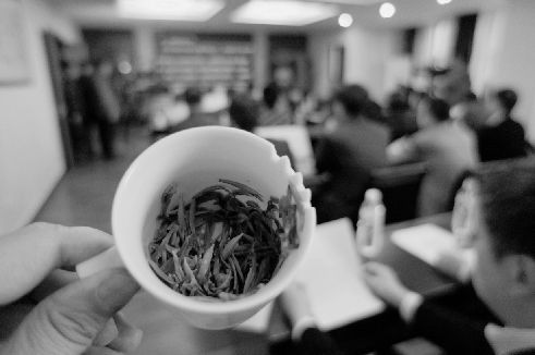 4月5日，在2012年西湖龙井首次拍卖会上，明前西湖龙井茶以每斤3万元的价格被拍走。 龙巍 摄