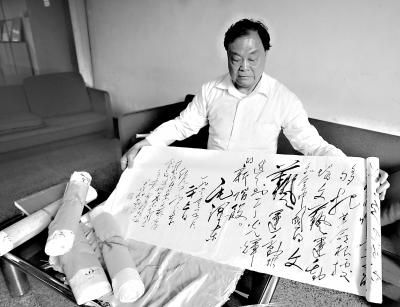 宋明政展示百米长卷书法。 记者梁超摄