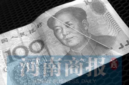 人民币上出现一道白色折痕 河南商报见习记者 侯建勋/摄