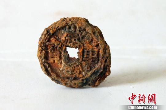 图为发现的古钱币。陕西省文物局摄