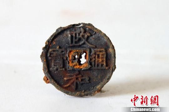 图为发现的古钱币。陕西省文物局摄