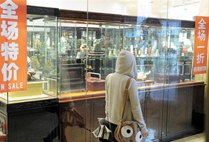 人民广场附近一家酒店的玉石礼品店内，全场玉石以一折低价出售