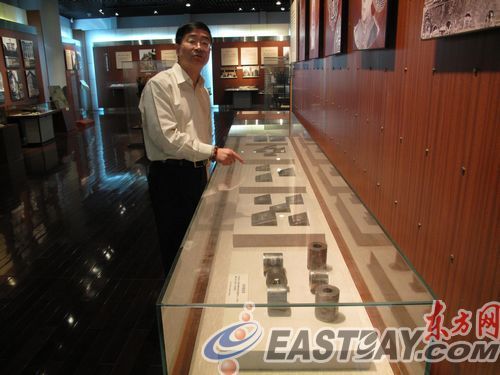 上海市银行博物馆副馆长徐宝明介绍镇馆之宝