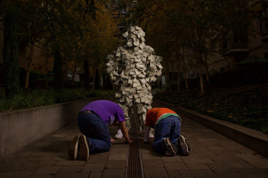 身穿美元的行为艺术