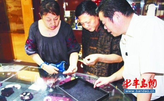 市民在心海广场一家玉石店内挑选玉石。