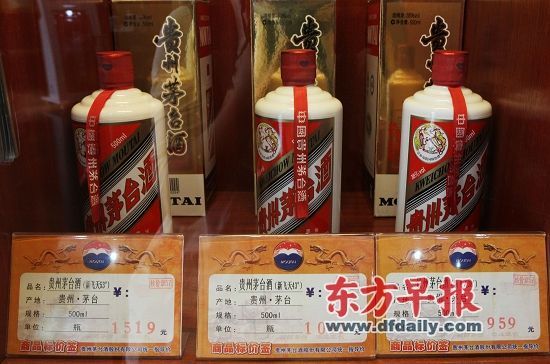 　　5月6日，茅台路588号的茅台专卖店，店里标示着53度、43度、38度新飞天茅台的价格。此前，市场上茅台酒售价一般均高于指导价格。