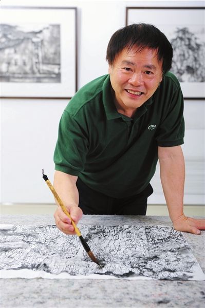 李小可面对镜头很腼腆。本报记者任峰涛摄 