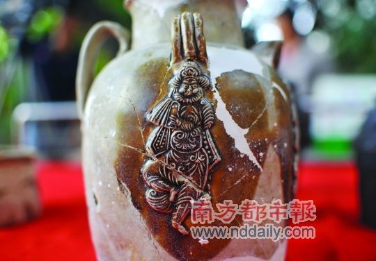 出土的唐代长沙窑执壶上，有跳舞的胡人形象。