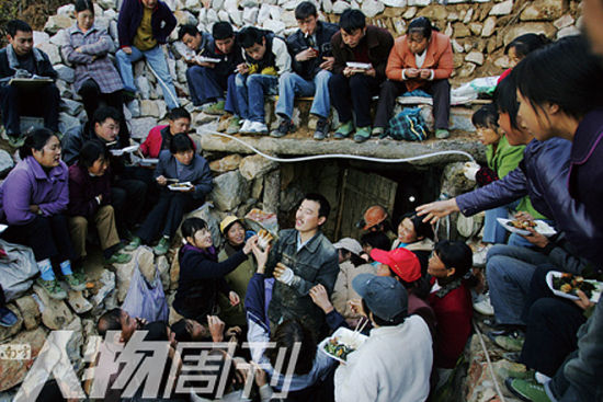 大批收购者在拍卖当天聚集到矿洞前，争相出价竞买石头 
