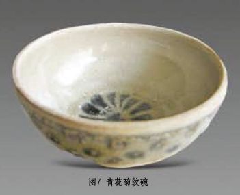 图7 青花菊纹碗