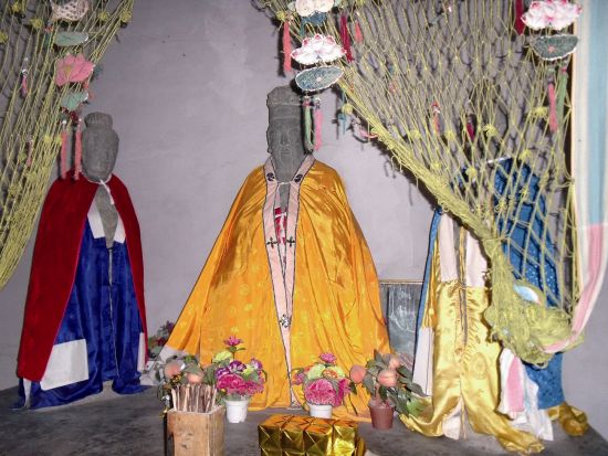 图3-1 户县甘河镇遇仙宫旧址出土的明代王重阳与马钰、孙不二刻像