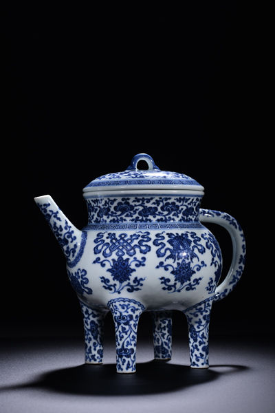 清乾隆青花缠枝莲托八宝?壶 W 23.5 cm 估价：RMB 1，800，000-2，200，000