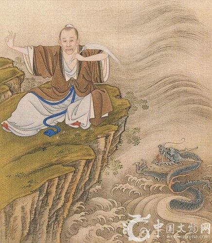 《雍正帝行乐图?道装像》 　　《雍正帝行乐图?道装像》册页，清，宫廷画家绘，绢本，设色，纵34.9cm，横31cm。现藏故宫博物院。 　　《雍正帝行乐图?道装像》是《雍正帝行乐图》中的一开册页。图中描绘岸边巨石之上雍正帝穿着道装，左手挥舞?尾，右手合捻，口中念念有词。 　　由于道教具有所谓驱邪避祸、占卜前程、祈雨求晴、劝善惩恶、祛病健身等实用性很强的“功用”。雍正所看重的正是这些“功用”。雍正在藩邸时，就开始重视道教，与道士有所来往，甚至写过两首赞扬道士的诗。雍正帝命画家将自己绘为道士形象，显示出其与道教丝丝缕缕的关系。