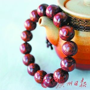 海南黄花梨手串。