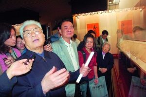 吴老在汕头市博物馆向媒体记者介绍他收藏的《平沙落雁图卷》。信息时报记者 林鸿 摄