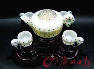 和田白玉错金嵌宝石鼓壶 马进贵