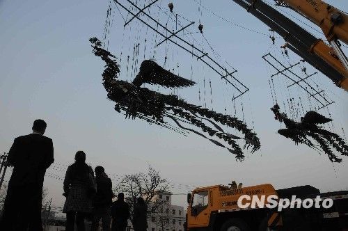 3月27日，艺术家徐冰历时两年、全部使用废旧钢铁制作完成的两只巨型“凤凰”在北京今日美术馆广场亮相。