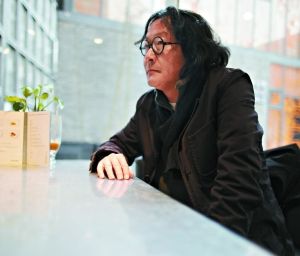出任央美副院长后，获得行政权力的徐冰，会怎样推动中国当代艺术的发展？这是所有人都想知道的问题。 本报记者 王申 摄