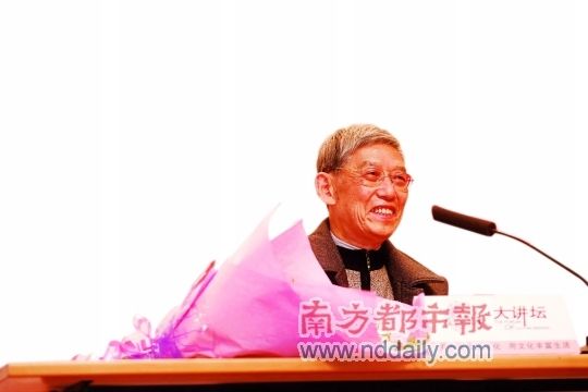 昨日，易新农给东莞中学学生开讲座。（记者 方光明 摄）