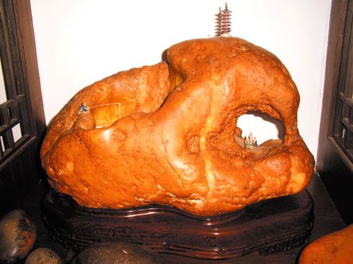 经过巧饰的一块三江蜡石。