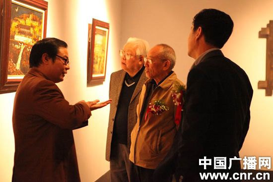 周榕清向嘉宾介绍其作品。