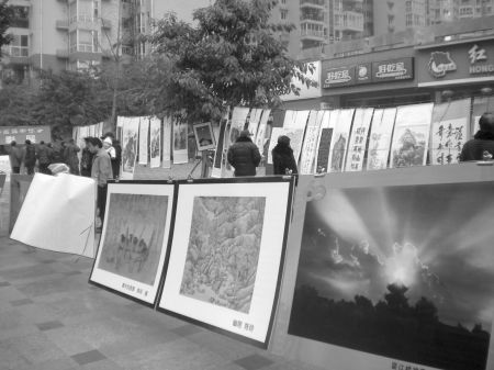 路边摄影展。